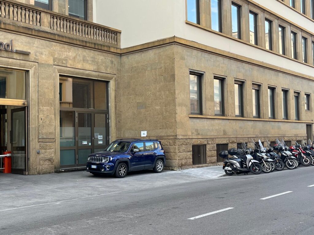 Scivoli in via Lorenzo Il Magnifico ai civici nr. 1, 3 e 5.
